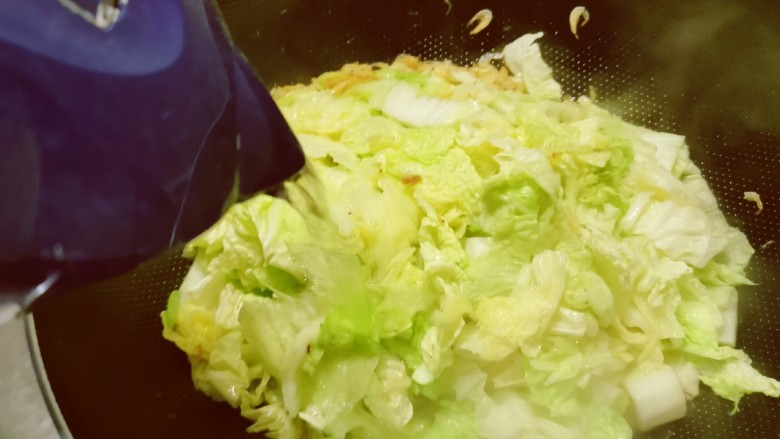 白菜豆腐汤,翻炒断生,倒入足够的清水。