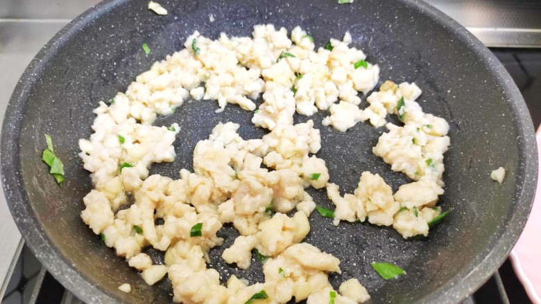 肉末炖豆腐,加入鸡肉末,炒至颜色发白