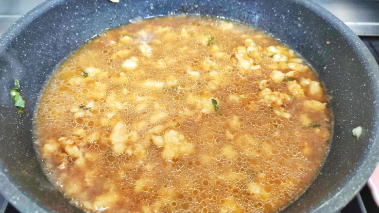 肉末炖豆腐,清水中加入淀粉,拌匀后倒入锅中