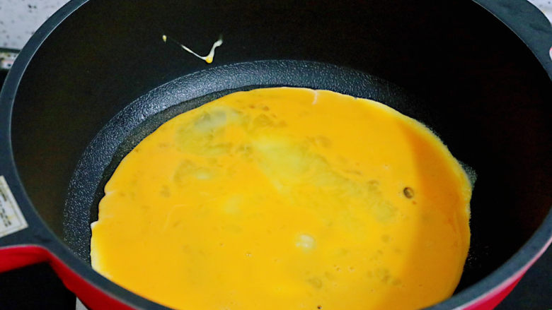 腊肠炒鸡蛋,锅中倒入适量的食用油烧热,倒入鸡蛋液
