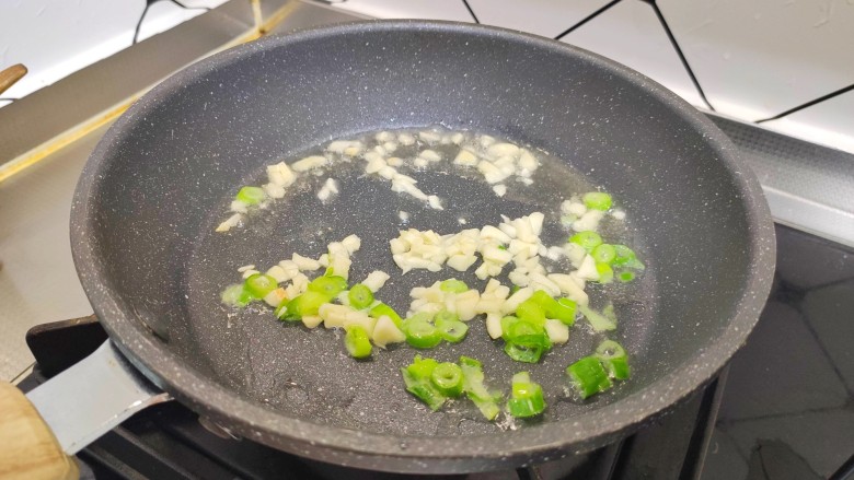 黑胡椒土豆泥,锅中加入油，油热后，加入葱蒜末炒出香味