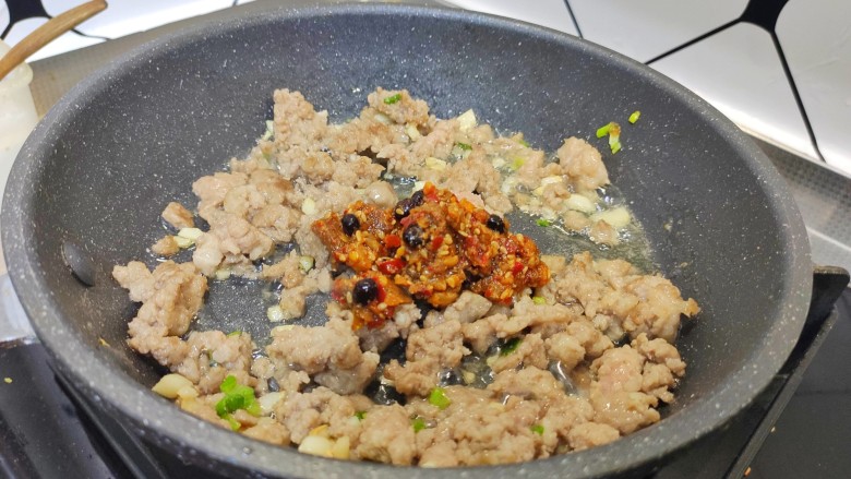 黑胡椒土豆泥,加入<a style='color:red;display:inline-block;' href='/shicai/ 46516'>豆豉辣椒酱</a>,酱汁和黑胡椒碎