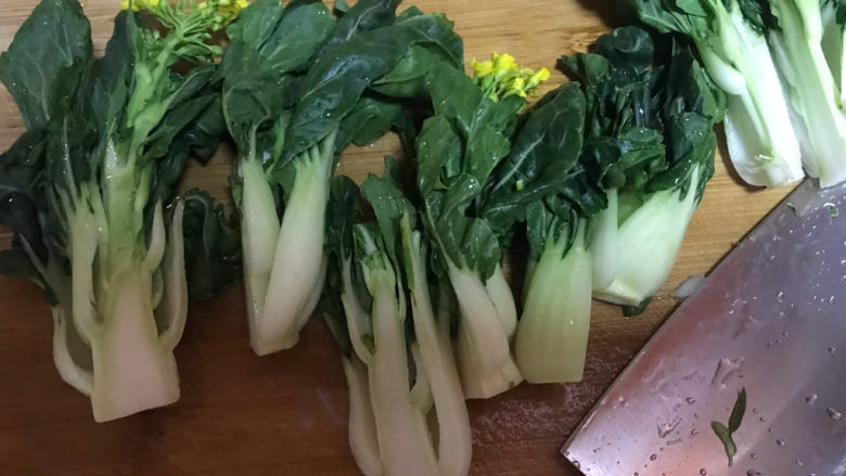 白菜豆腐汤,把白菜破边,备用