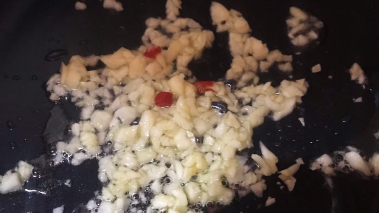 蒜蓉生蚝,放入蒜蓉,炒香备用