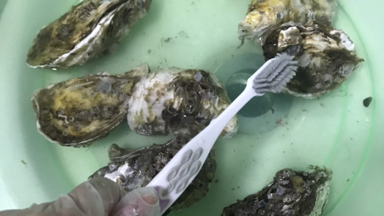 蒜蓉生蚝,过两遍水,准备个牙刷,刷一下生蚝壳,不要太脏啦