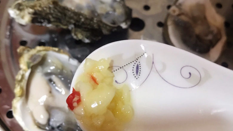 蒜蓉生蚝,把炒香了的蒜蓉加入生蚝上,中火蒸8分钟