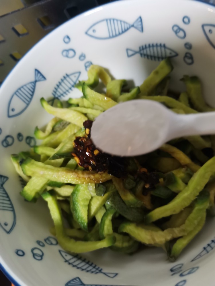 萝卜干小咸菜,最后加<a style='color:red;display:inline-block;' href='/shicai/ 717'>味精</a>
