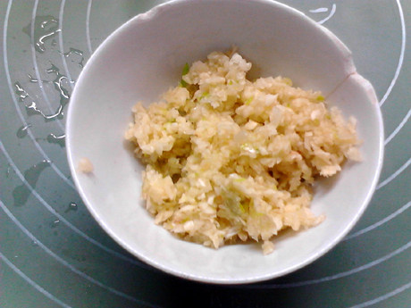 蒜蓉生蚝,大蒜去皮,拍碎,剁成细蓉,备用。