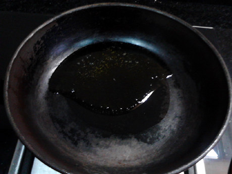 蒜蓉生蚝,平底锅烧热,倒入适量食用油。