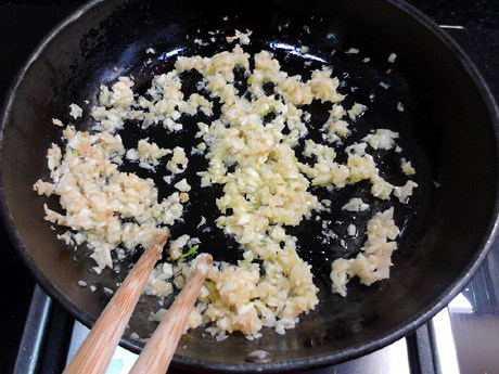 蒜蓉生蚝,待油烧至温热以后,放入大蒜末,翻炒至香味溢出大蒜半熟,离火。