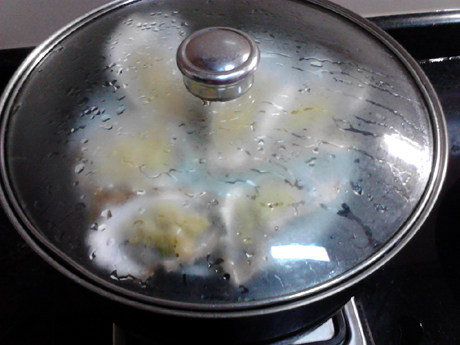 蒜蓉生蚝,放入沸水锅中,旺火足气蒸约5分钟。