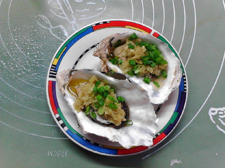 蒜蓉生蚝,出锅,表面撒葱花,淋上少许热油,即可。