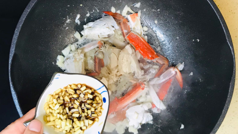 蒜泥螃蟹,加入姜末,一起煸炒入味