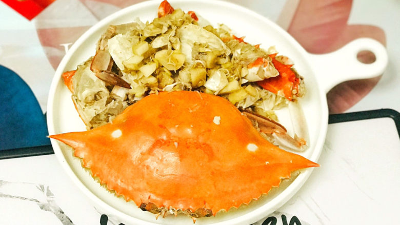 蒜泥螃蟹,经过蒜泥煸炒后的螃蟹,更加入味