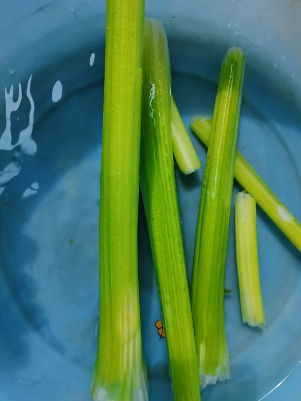 西芹炒虾仁,再清洗干净