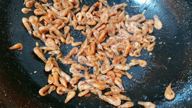 西芹炒虾仁,再加入食用盐,<a style='color:red;display:inline-block;' href='/shicai/ 721'>蚝油</a>翻炒均匀
