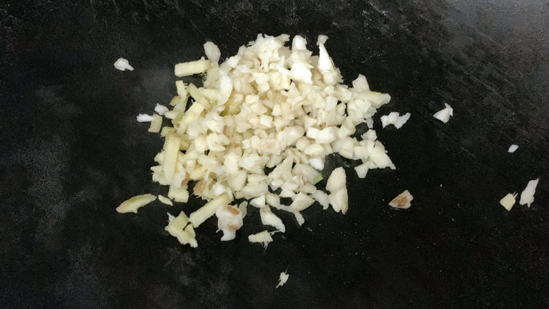 蒜泥螃蟹,热油锅将姜丁、蒜泥,用油炒出香味