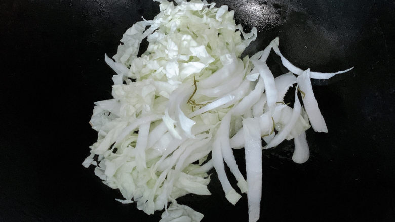 白菜豆腐汤,加入白菜丝,炒至变软。