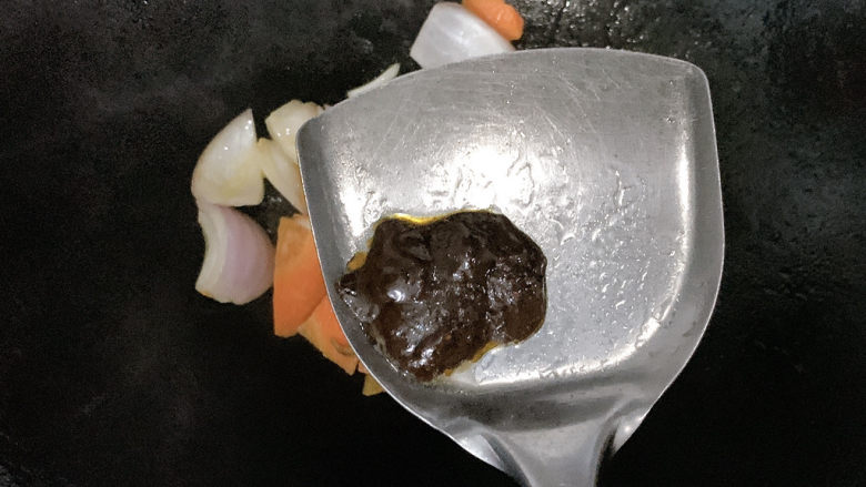 爆炒基围虾,炒至微微变软,加入适量十三香调味料,并加适量清水稀释。
