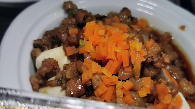 肉末炖豆腐,蒸好后,会有汤汁出现