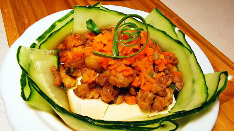 肉末炖豆腐,围上<a style='color:red;display:inline-block;' href='/shicai/ 54'>黄瓜</a>片,上桌