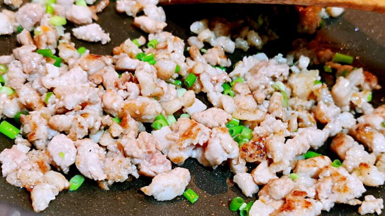肉末炖豆腐,出香后,加入葱花