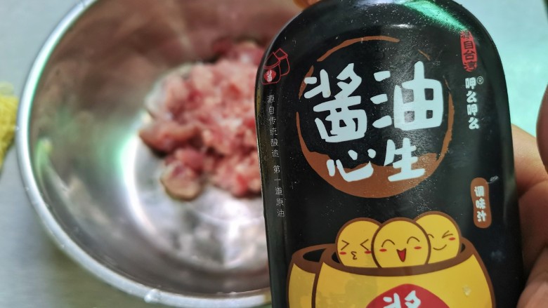 酸菜肉丝面,切好的肉丝放碗中,加少许的<a style='color:red;display:inline-block;' href='/shicai/ 692'>酱油</a>