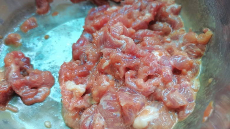 酸菜肉丝面,搅拌均匀,腌制一会儿