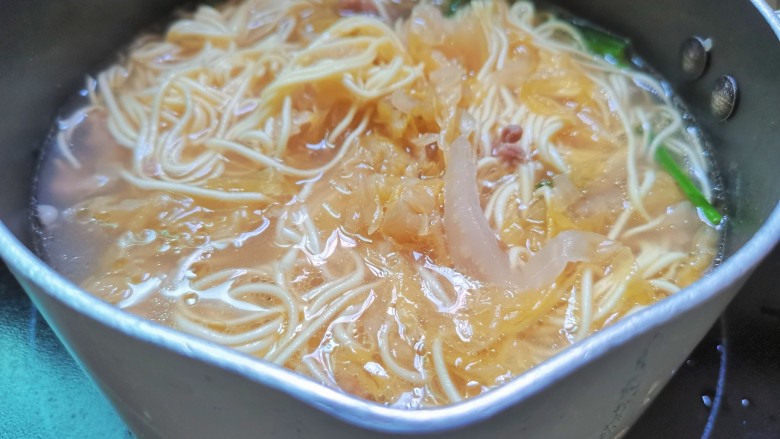 酸菜肉丝面,煮至差不多时,放些<a style='color:red;display:inline-block;' href='/shicai/ 3250'>葱</a>段提提香即可