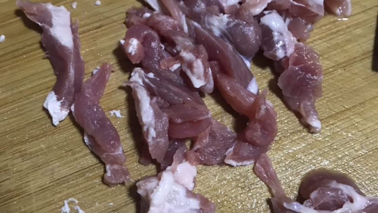 酸菜肉丝面,把肉切成肉丝,待用