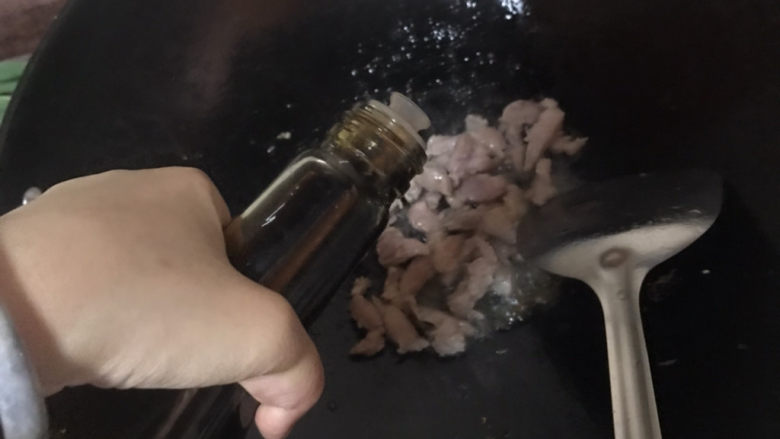 酸菜肉丝面,加入少许<a style='color:red;display:inline-block;' href='/shicai/ 718'>料酒</a>和生抽,翻炒几下
