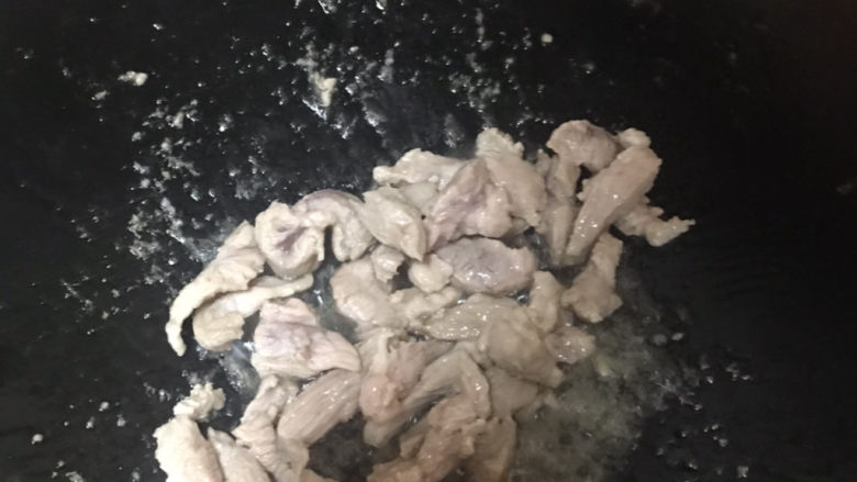 酸菜肉丝面,倒入肉丝，翻炒1分钟