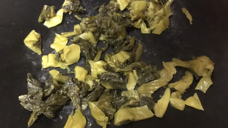 酸菜肉丝面,烧干锅,直接倒入酸菜翻炒,(先不用加油,先炒干一点水份)