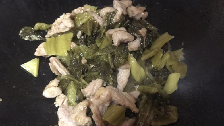 酸菜肉丝面,加入刚炒好待用的肉,翻炒几遍,捞出待用