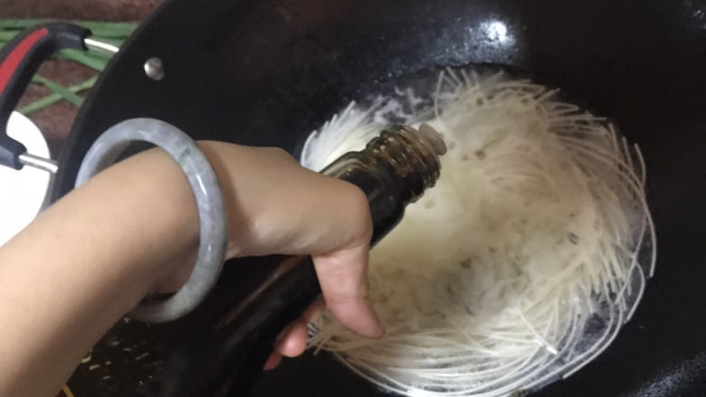 酸菜肉丝面,加点生抽和盐,再煮30秒
