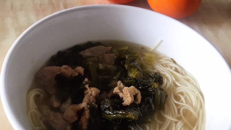 酸菜肉丝面,往面条里加入酸菜肉丝,一道开胃的菜做好了