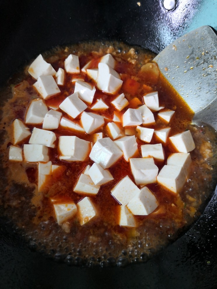 肉末炖豆腐,放入切好的豆腐