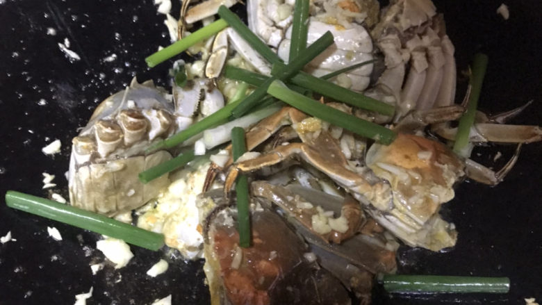 蒜泥螃蟹,放入葱段,翻炒几下