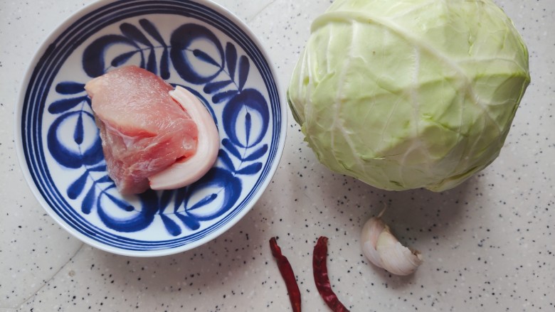 干锅包菜,首先我们准备好所有食材(猪腿肉可用五花肉替代,随你个人喜好)
