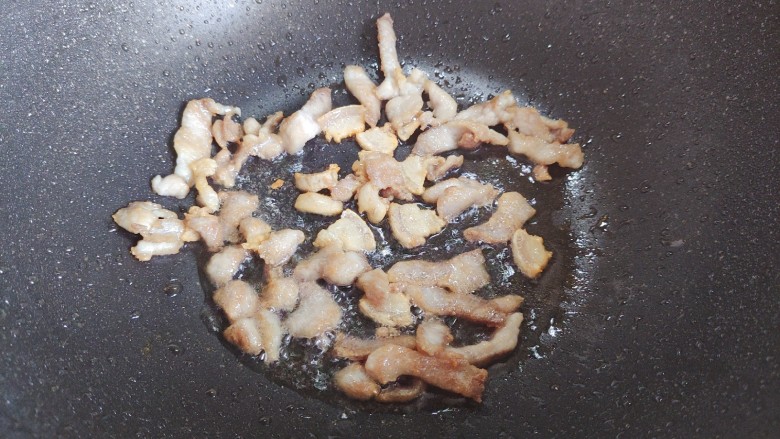 干锅包菜,中小火煸炒至猪肉变成金黄色,并且出油