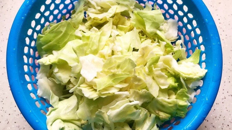 干锅包菜,捞出包菜,控干水分