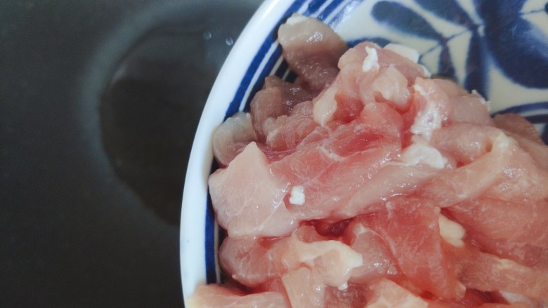 干锅包菜,待油热,下猪肉