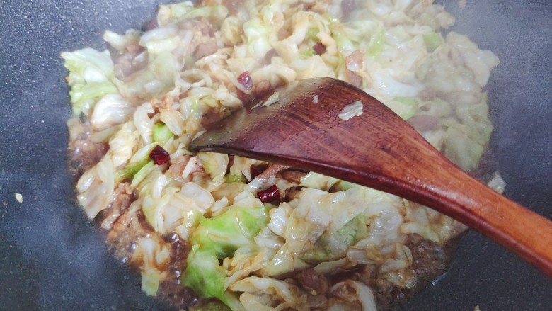 干锅包菜,翻炒均匀,即可