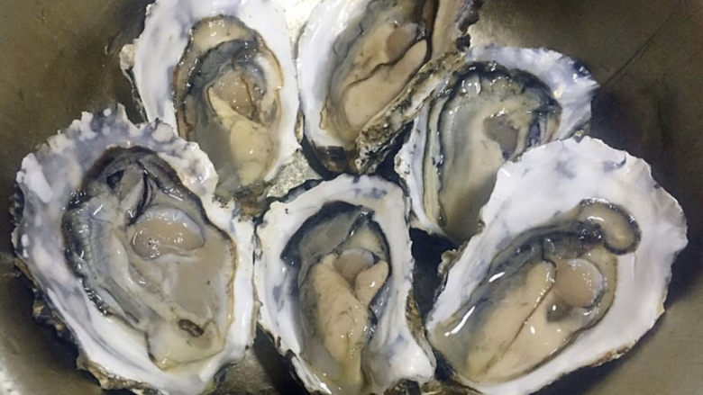 蒜蓉生蚝,牡蛎买回来用小毛刷在流水中清洗干净,尽量不要让水流到牡蛎肉肉中这样会影响口感