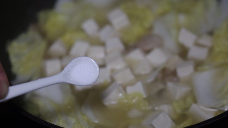 白菜豆腐汤,调入适量盐,继续煮约1分钟