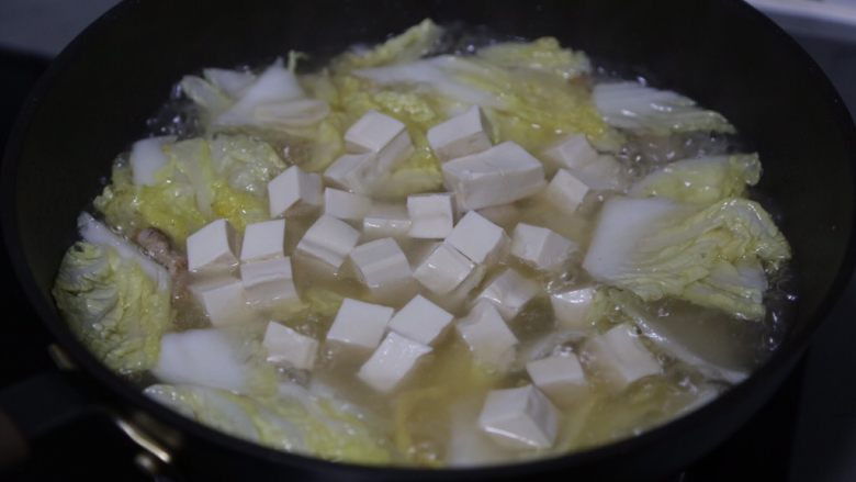 白菜豆腐汤,放入豆腐,盖上盖子继续煮约7、8分钟