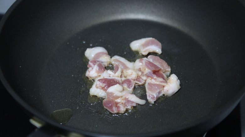 白菜豆腐汤,锅里烧热油,下五花肉片