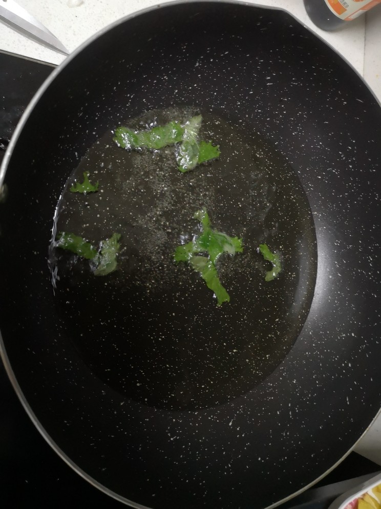 爆炒基围虾,锅内放200g食用油至高温,放入紫苏条炸酥(7-10秒左右)