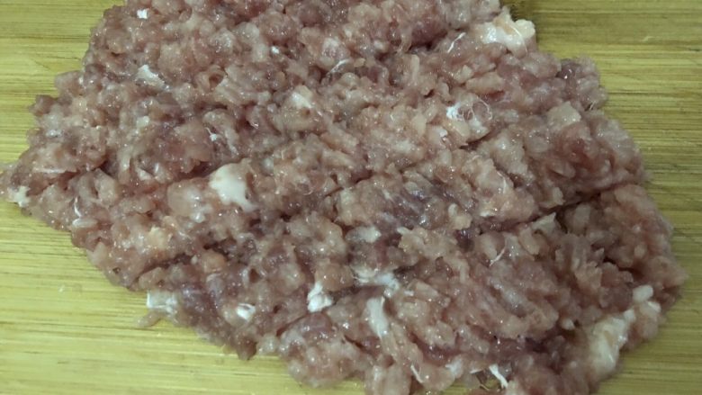 梅干菜肉包,肉洗洗剁碎