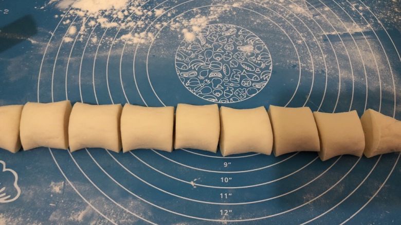 梅干菜肉包,切成自己想要的大小